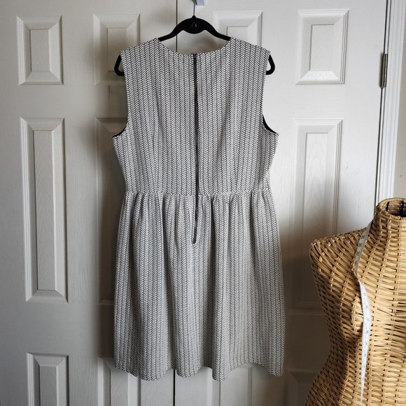 Ann Taylor sleeveless dress - Picture 4 of 5